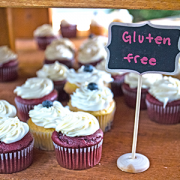 gluten free sign and cupcakes