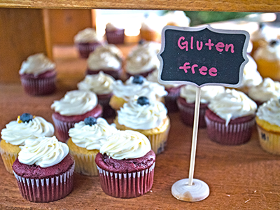 gluten free sign and cupcakes