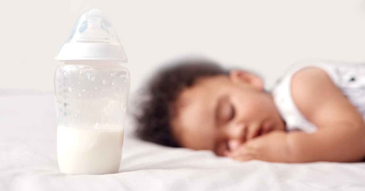 My shops baby falls asleep while bottle feeding at night