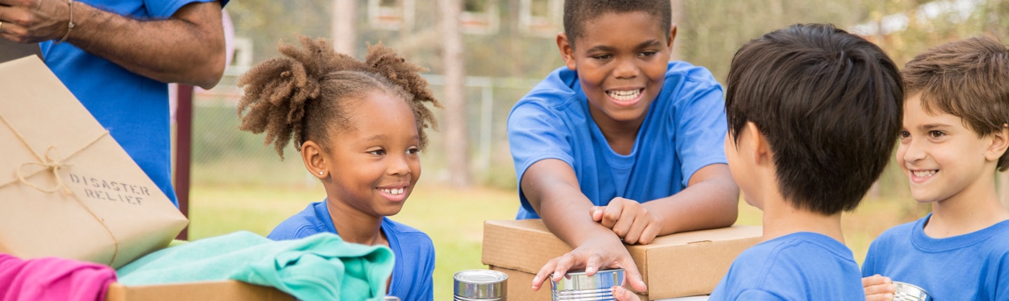 children collecting canned food for a food drive