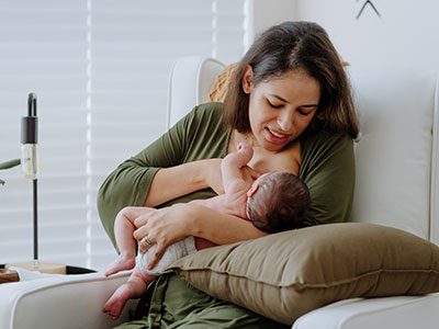 mom nursing